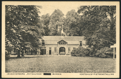 17129 Gezicht op het koetshuis annex de fietsenstalling van de Jeugdherberg Rhijnauwen (Rhijnauwenselaan 14) te Bunnik.